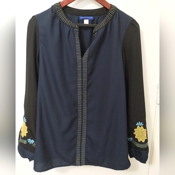 Embroidered Pineapple Two Tone Blouse - Picture 4 of 7